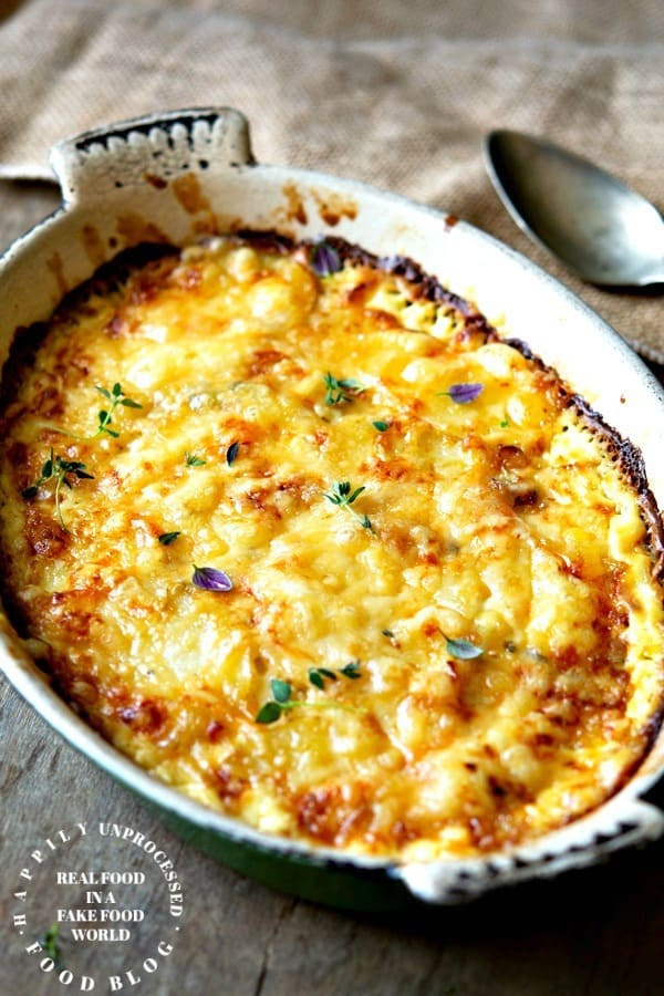 ROASTED GARLIC & CARAMELIZED ONION POTATOES DAUPINOISE - cheese potatoes au gratin but with roasted garlic and onions #potatoes #scalloped #sidedish #vegetarian #happilyunprocessed.com