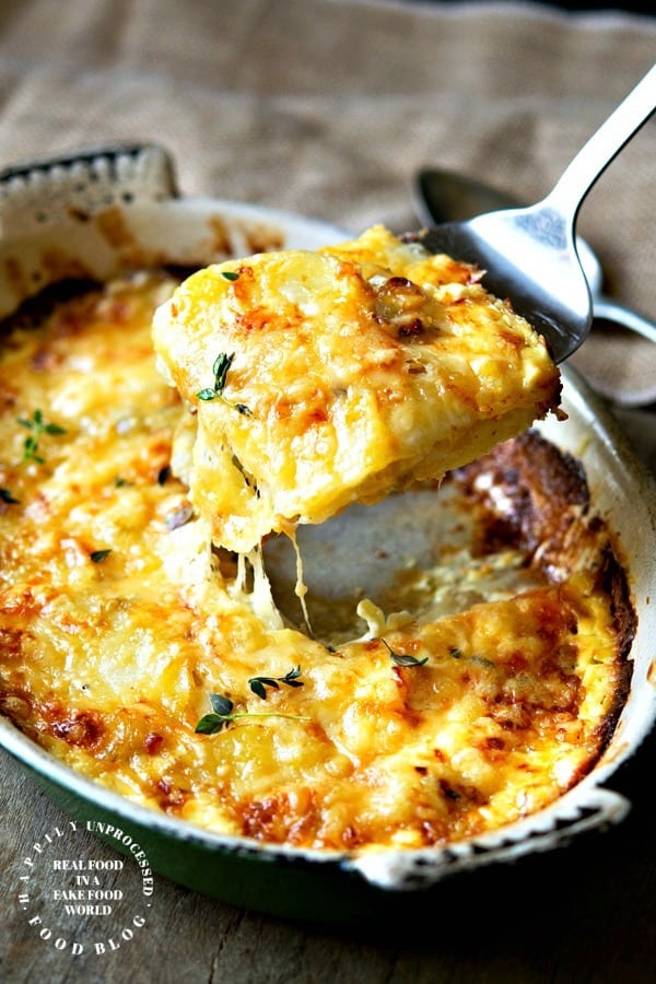 ROASTED GARLIC & CARAMELIZED ONION POTATOES DAUPINOISE - cheese potatoes au gratin but with roasted garlic and onions #potatoes #scalloped #sidedish #vegetarian #happilyunprocessed.com