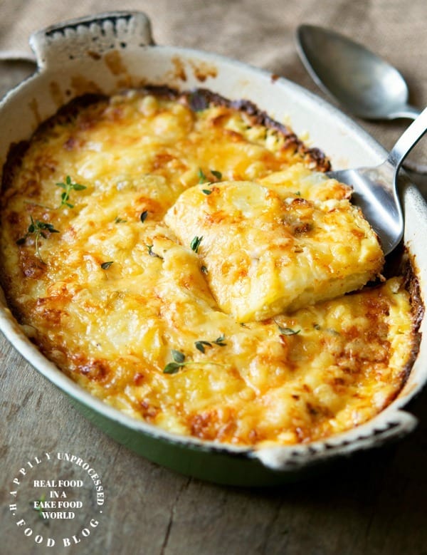 ROASTED GARLIC & CARAMELIZED ONION POTATOES DAUPINOISE - cheese potatoes au gratin but with roasted garlic and onions #potatoes #scalloped #sidedish #vegetarian #happilyunprocessed.com