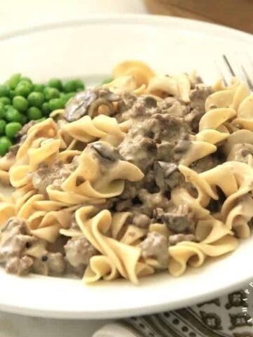 GROUND BEEF STROGANOFF - easy weeknight dinner with ground beef, egg noodles in one skillet #groundbeef #stroganoff #weeknightdinner #happilyunprocessed