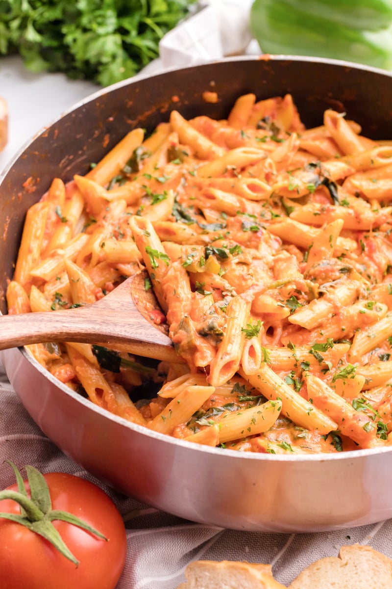 Penne Alla Vodka is a blush cream sauce that pairs perfectly with pasta #penneallavodka #vodkasauce