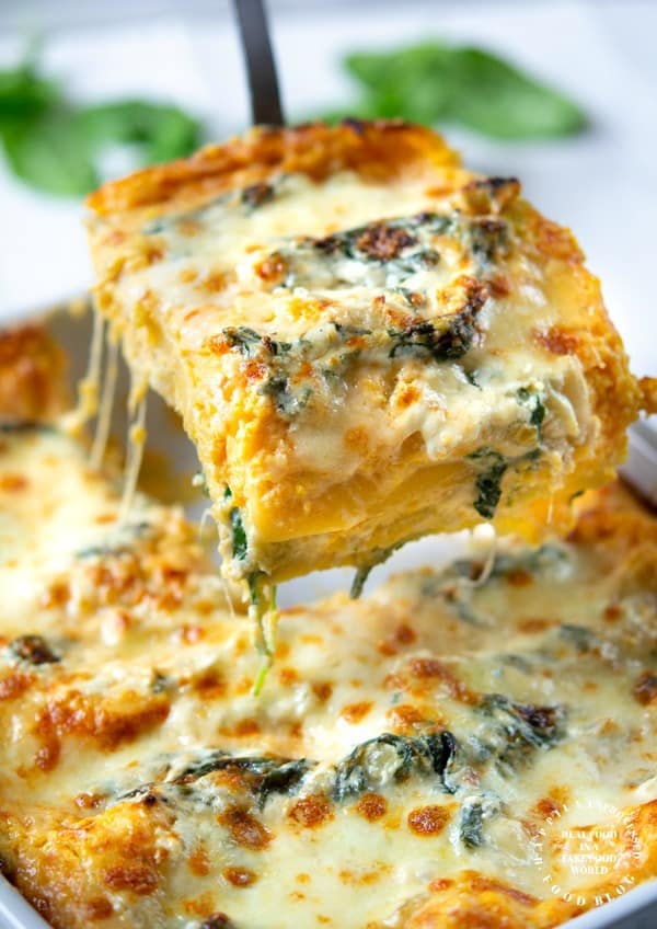 ROASTED BUTTERNUT SQUASH AND SPINACH LASAGNA - Vegetarian lasagna with butternut squash puree, spinach, garlic and ricotta cheese topped with mozzarella #happilyunprocessed #vegetarian #lasagna #butternut #squash #cleaneating #healthy #dinner