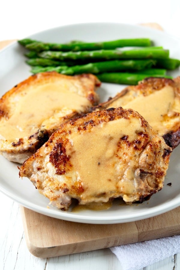 smothered pork chops in a buttermilk gravy #porkchops #halehty #dinner #happilyunprocessed