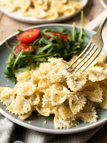 CREAMY GARLIC AND HERB BOWTIE PASTA - A side dish that is ready in minutes full of garlic and herbs in a cream sauce