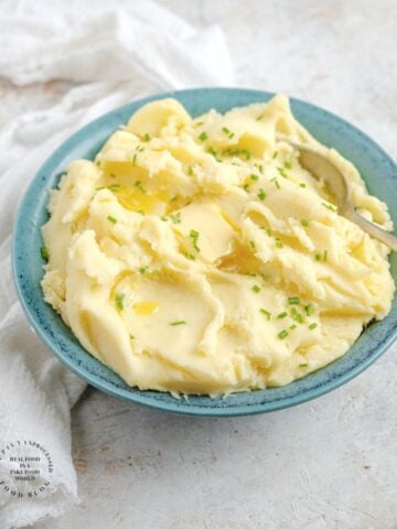 ROASTED GARLIC MASHED POTATOES WITH MASCARPONE CHEESE - The fluffiest, garlicky mashed potatoes with a suprise creaminess from the mascarpone cheese #thanksgiving #mashedpotatoes #potatoes #sidesdish #vegetarian #healthy #happilyunprocessed