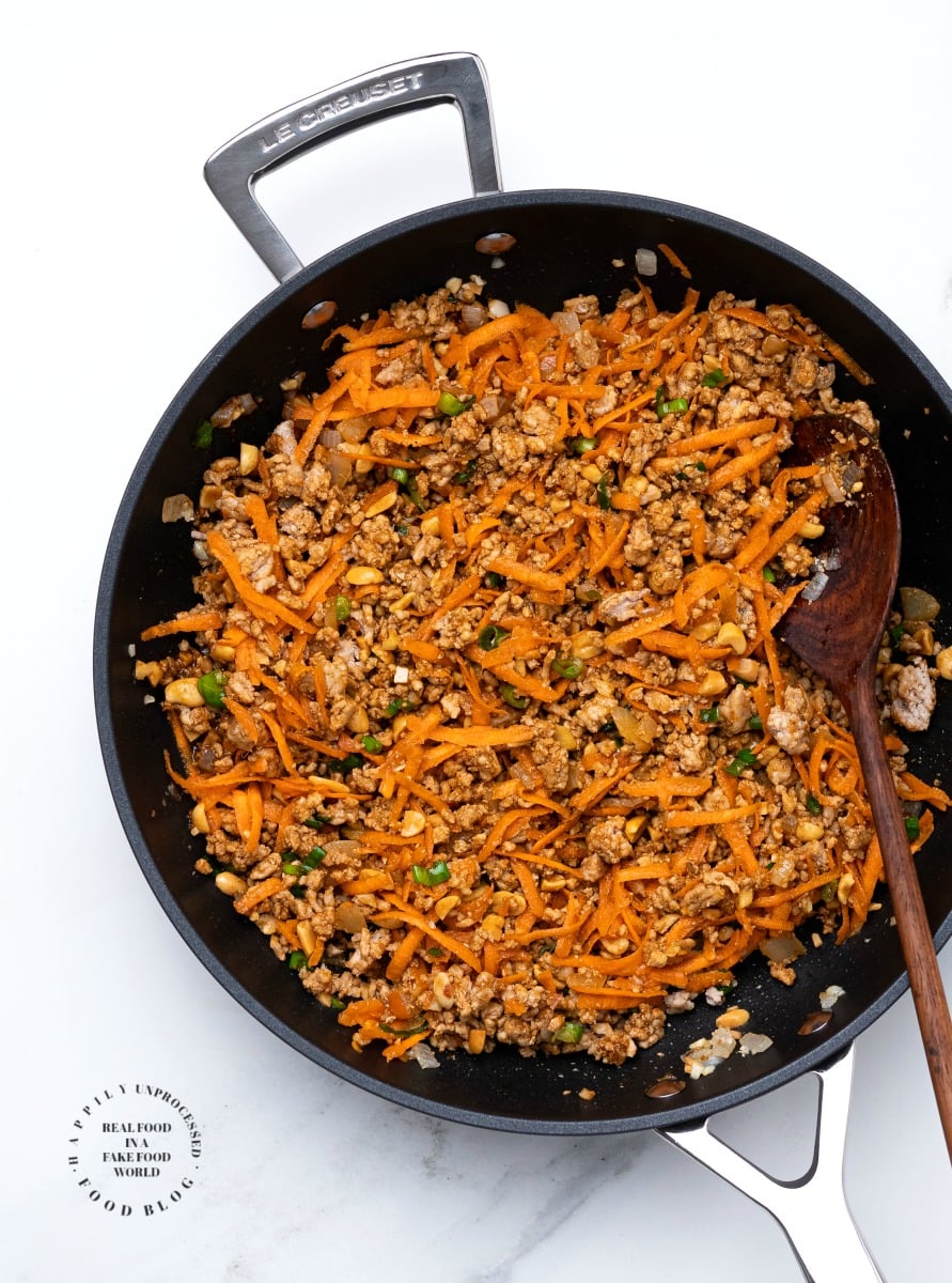 ASIAN TURKEY LETTUCE WRAPS - low carb, gluten free, dairy free healthy dinner with simple ground turkey, shredded carrots, peanuts in a yummy sauce. Make extra for dipping #pfchangs #lettuce wraps #turkeylettucewraps