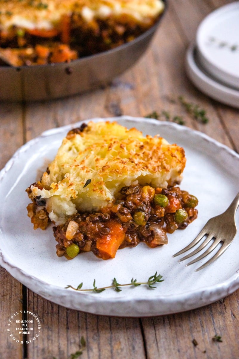 VEGETARIAN SHEPHERDLESS PIE - this hearty and filling dinner has no meat and is packed with fresh veggies, sweet potatoes and green lentils topped with dreamy fluffy mashed potatoes #vegetarian #meatlessmonday #shepherdspie #happilyunprocessed