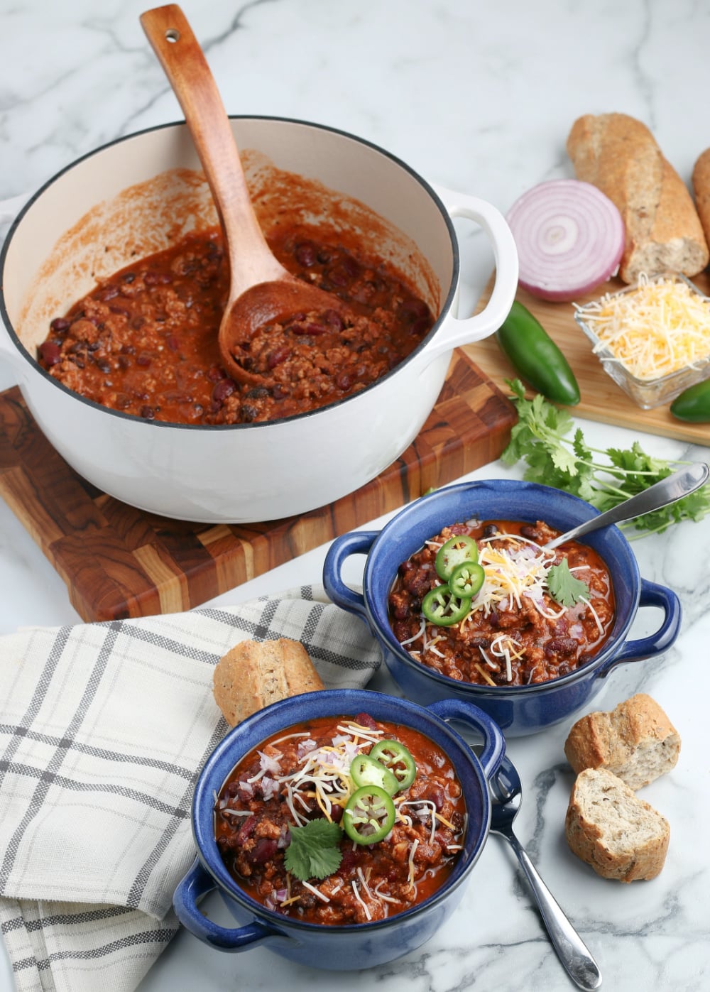 Weeknight Healthy Turkey Chili made in a Dutch oven is a great way to start the New Year off #turkeychili #chilirecipe #happilyunprocessed